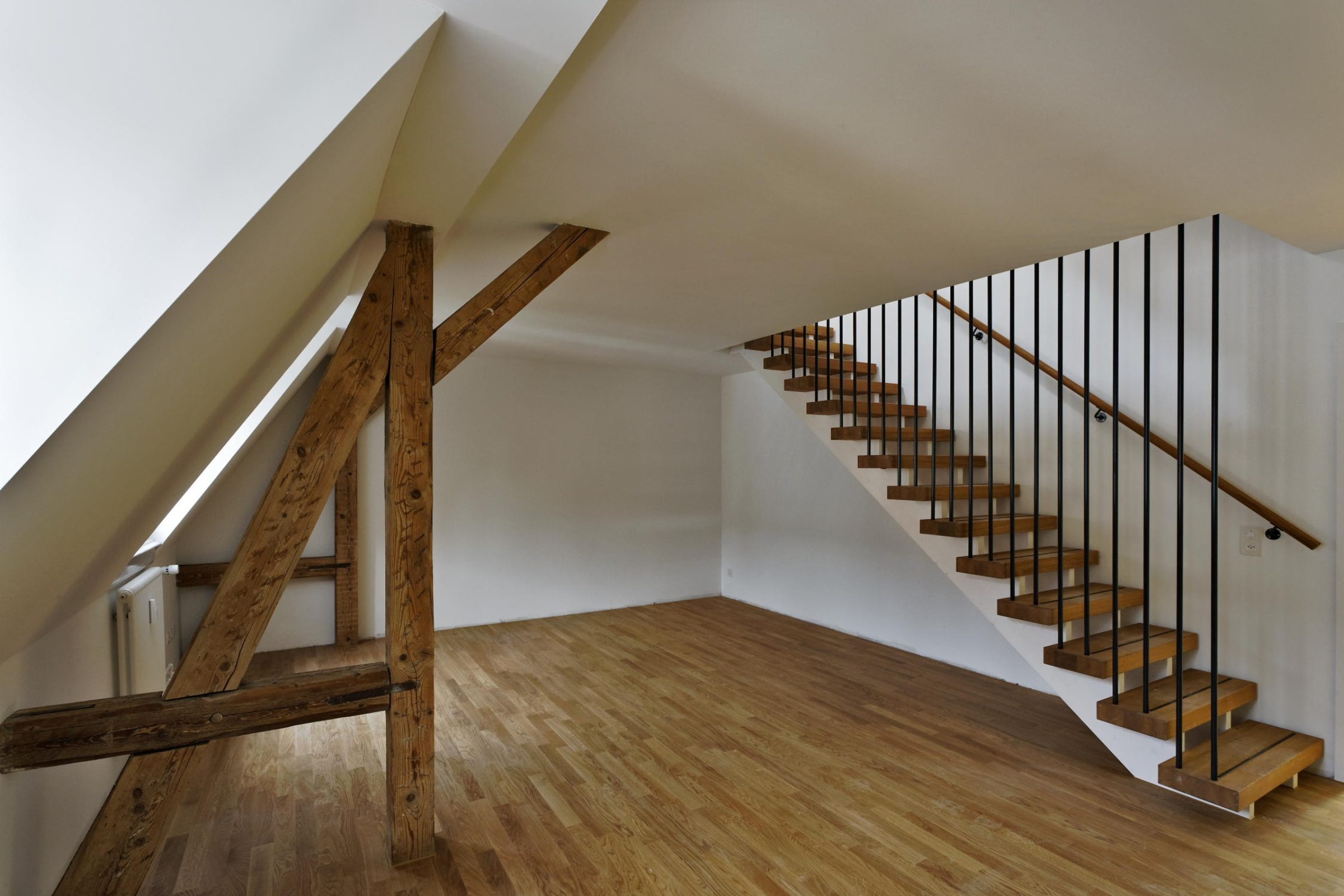 gesattelte Treppe mit Geländer aus Holzplatten