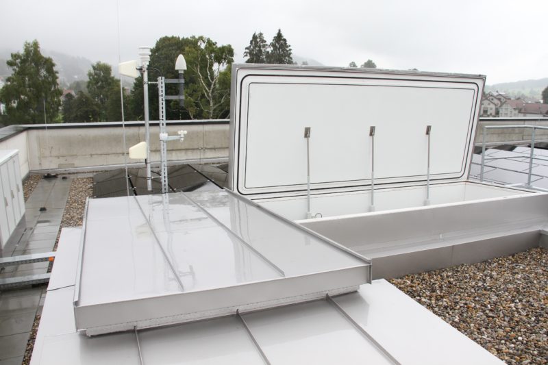 Terrassenausstiege können auch mit Beschattungslösungen kombiniert werden.