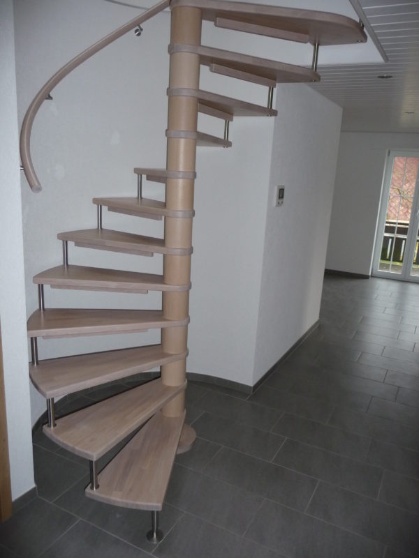 Holzwendeltreppe mit Wangen und Staketengeländern zählen zu den preiswerten Treppen.