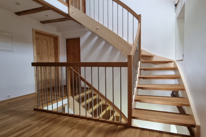 Holzwendeltreppe mit Wangen und Staketengeländern zählen zu den preiswerten Treppen.