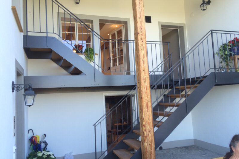 Bei überdachten Treppen darf auch einmal Holz verwendet werden.