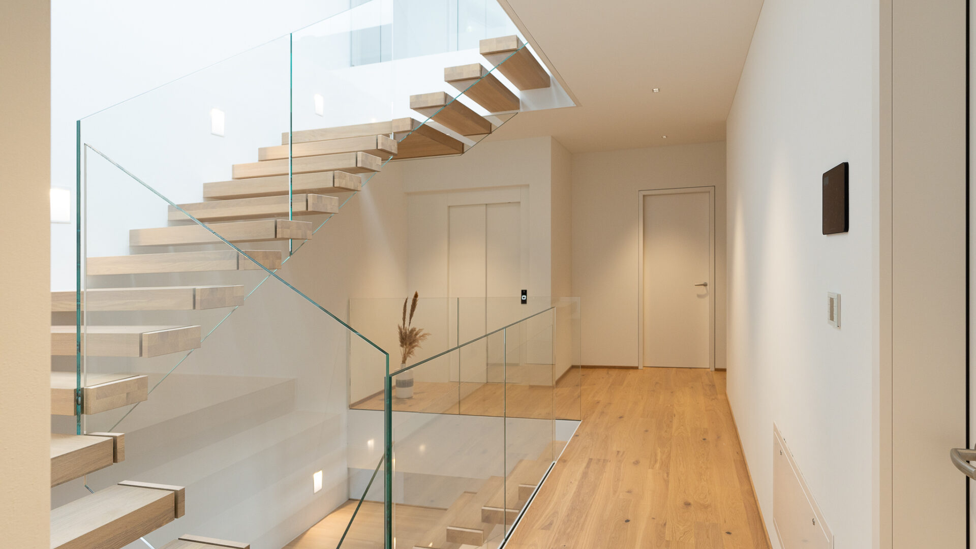 In diesem Einfamilienhaus hat die Treppe einen prägenden Stil für das ganze Hausdesign.