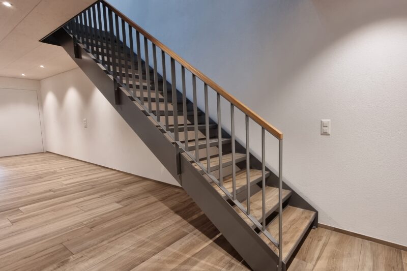 Die Stufen dieser Treppen sind mit Feinsteinzeug belegt. Auch Teppich, Laminat oder Parkett ist als Stufenbelag möglich