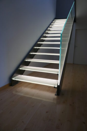 Diese Treppe mit LED-Beleuchtung ist besonders in der Dämmerung ein Blickfang.