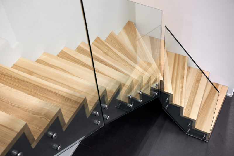 Stahltreppe mit gesattelten Holzstufen in Faltwerkoptik