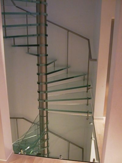 Glastreppe in Treppenschach eingepasst